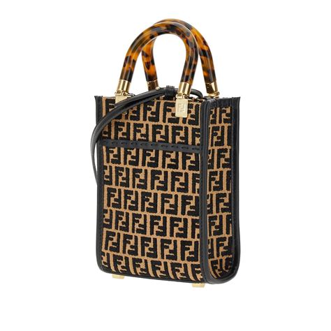 cosa vedere per riconoscere un capo fendi originale|Come riconoscere borsa fendi originale .